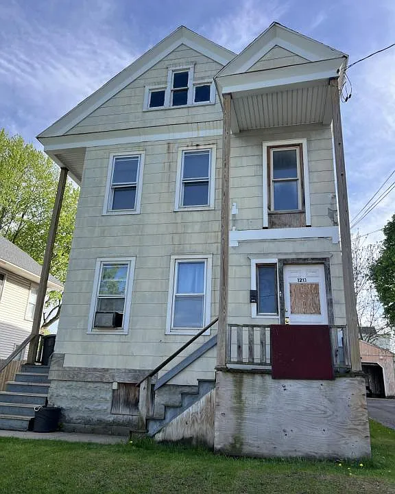 1213 Oswego St