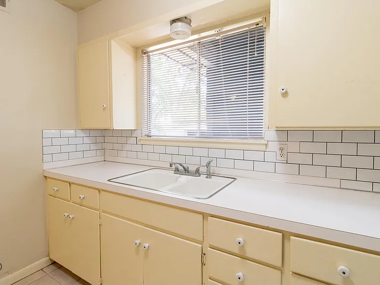 609 W Texas Ave — Photo 13