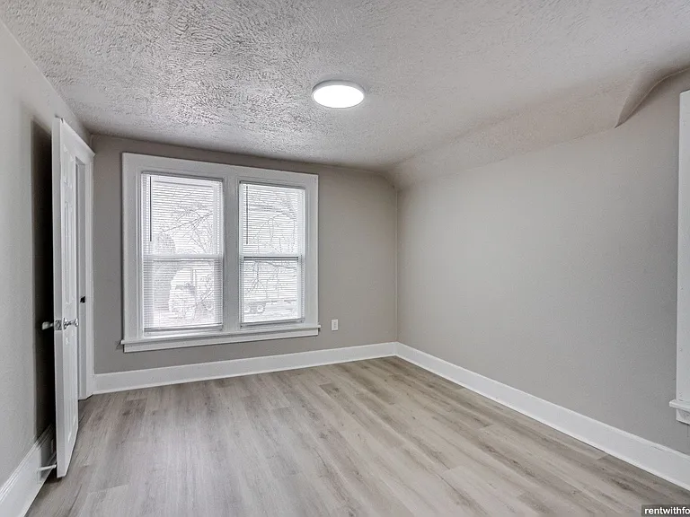 702 S Commercial St — Photo 15