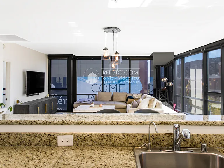 250 King St #652 — Photo 6