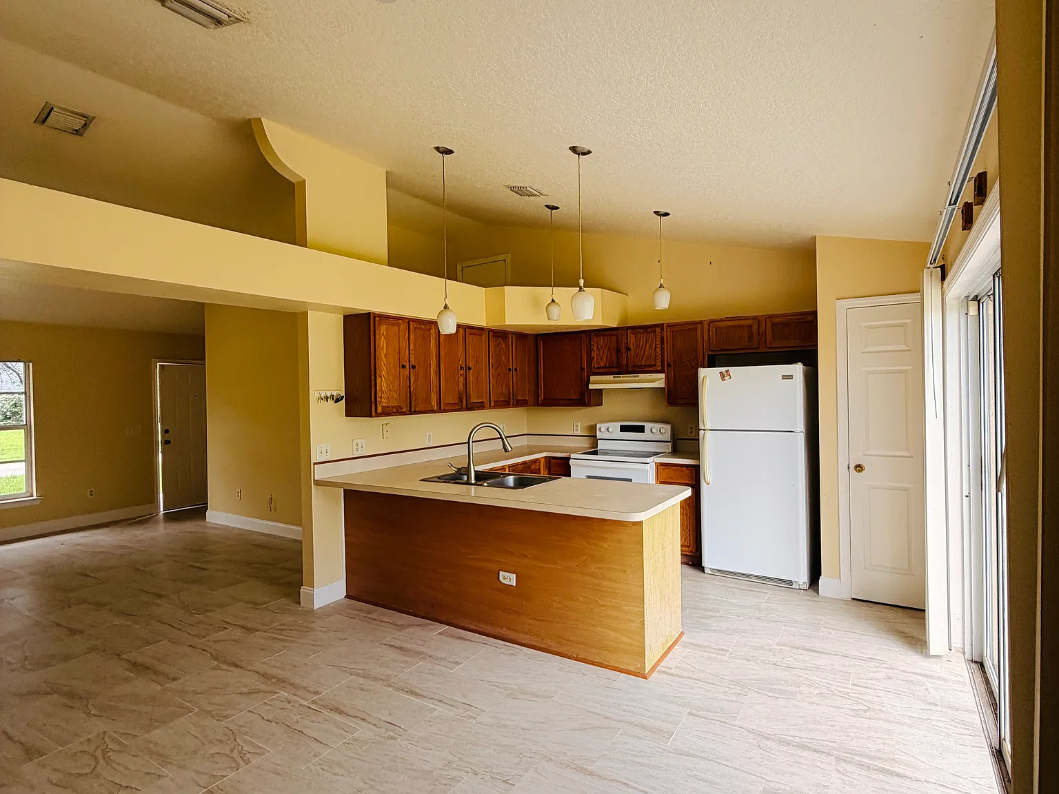 650 SE Thanksgiving Ave — Photo 1