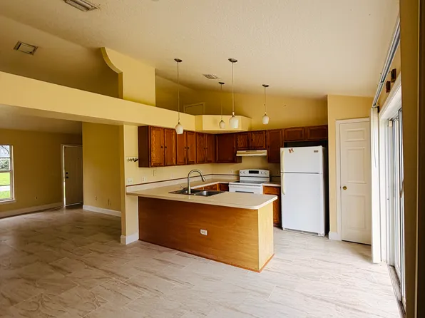 650 SE Thanksgiving Ave, Pt Saint Lucie, FL 34953