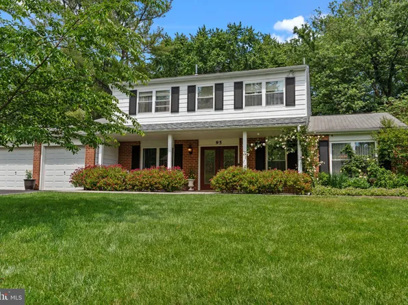 95 Meadowfield Dr, Southampton, PA 18966