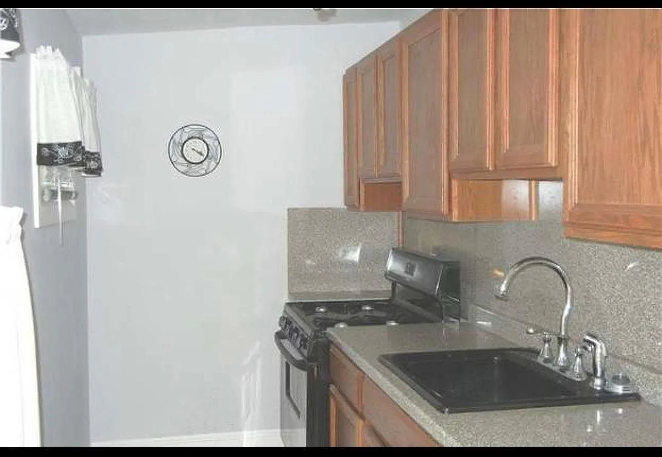 208 W 24th St — Photo 2