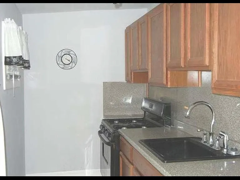 208 W 24th St — Photo 2