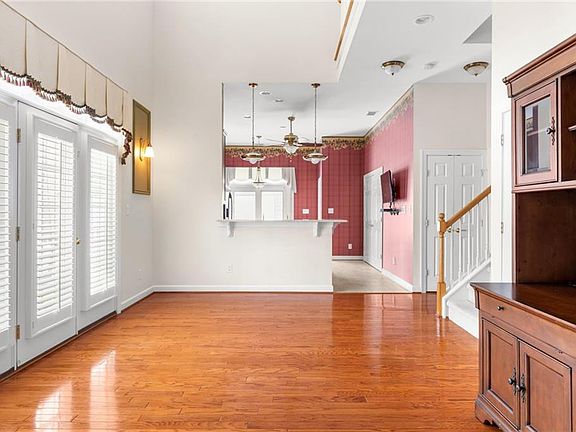 5th image of 107 Oxford Ave