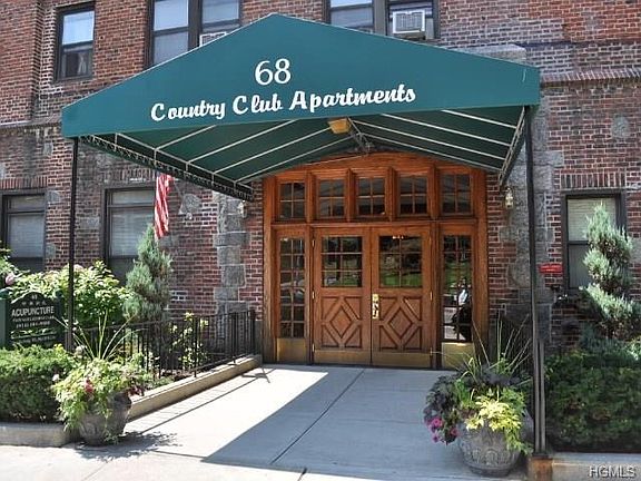 Country Club Apartments are in a pre-war building walking distance to the Hartsdale Metro North train station and village.  The building has a gym, storage and relaxing courtyard.  Grand Central Terminal is only a 35 minute express train ride away.