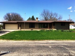 18 W 5th St, Chadwick, IL 61014
