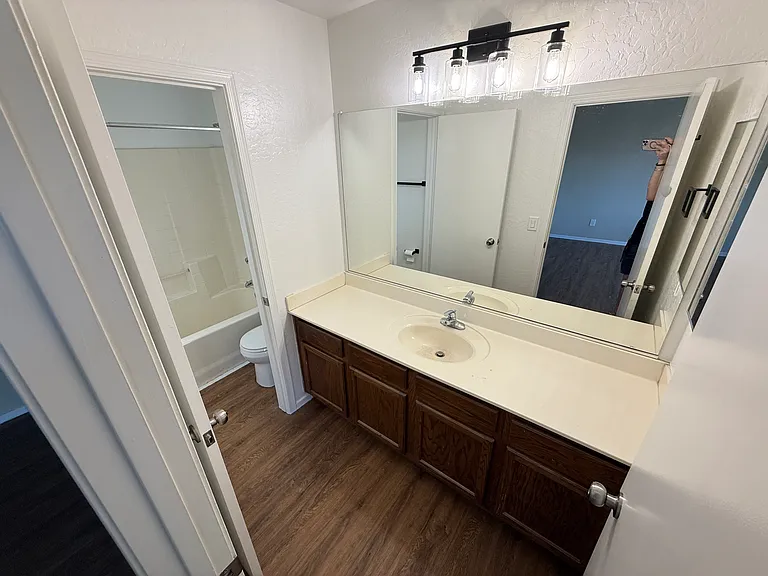 1457 E 10th Pl — Photo 34