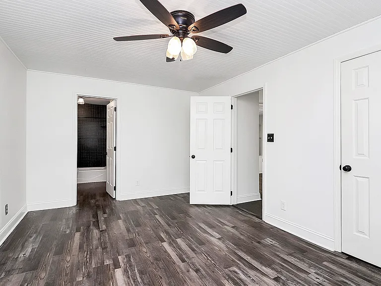 1109 E Morehead St — Photo 7
