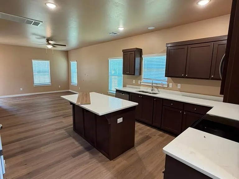 2504 SW H Ave — Photo 3
