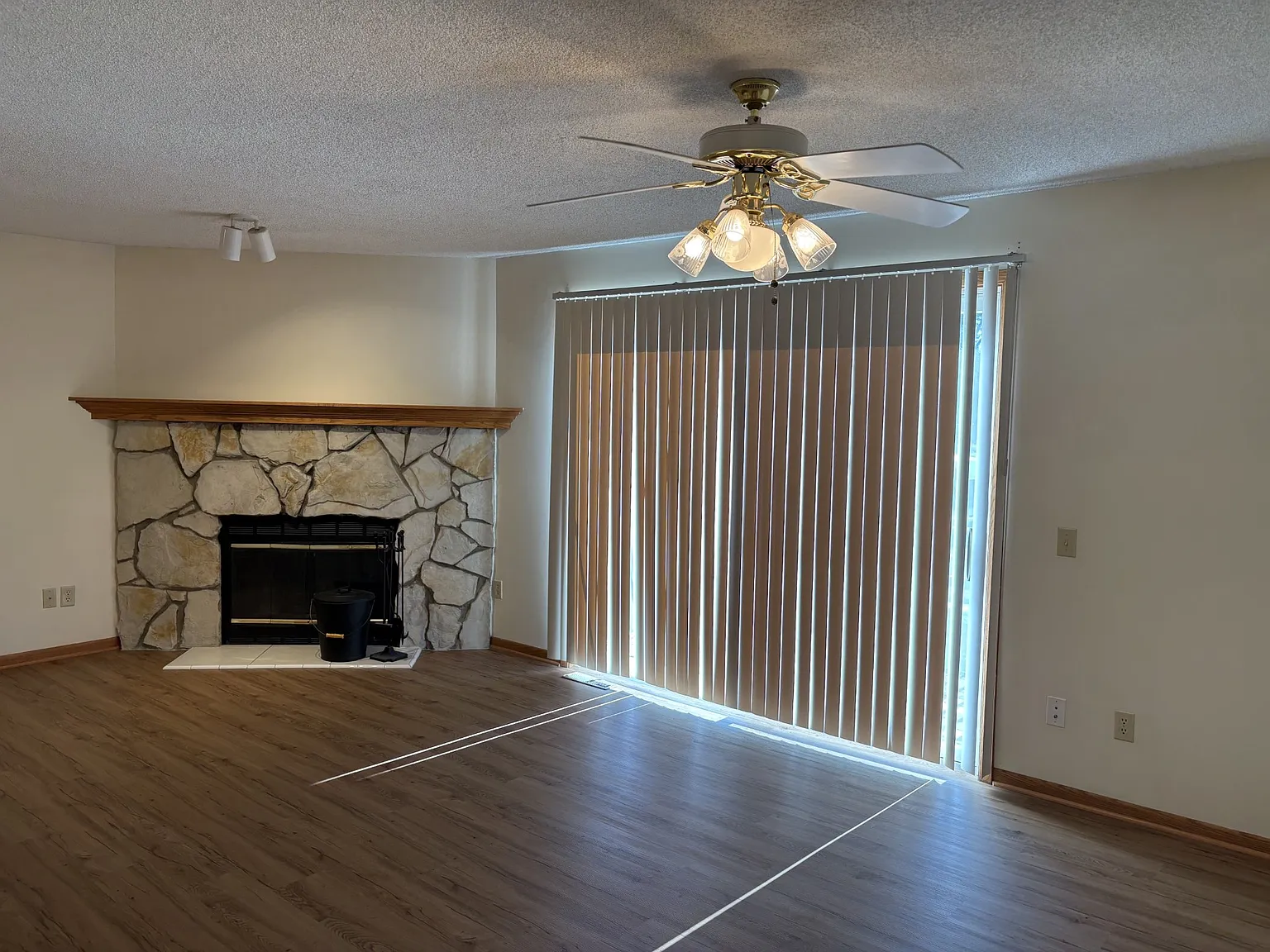 Spacious 1-bed, 1-bath condo available now in Rosemount! — Photo 1