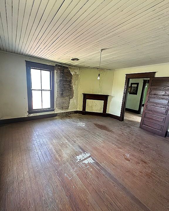 7th image of 211 E Main St