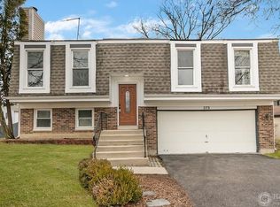 573 Iroquois Trl, Carol Stream, IL 60188