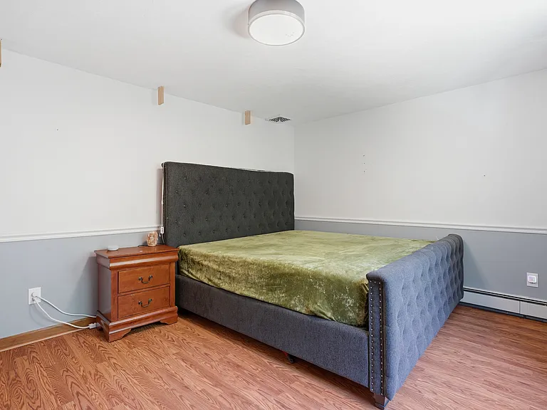 Bedroom 2 at level 2 (King size bed)
