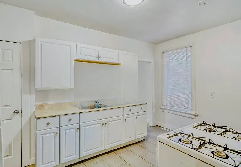 658 Meade St — Photo 7