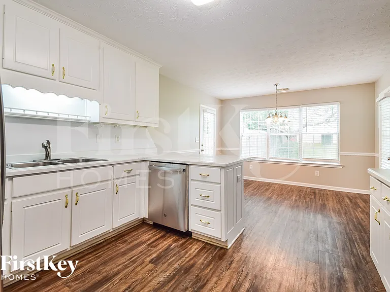 250 Berkshire Dr — Photo 5