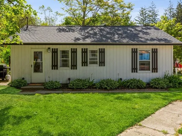 15826 Lakeshore Rd #1, Union Pier, MI 49129