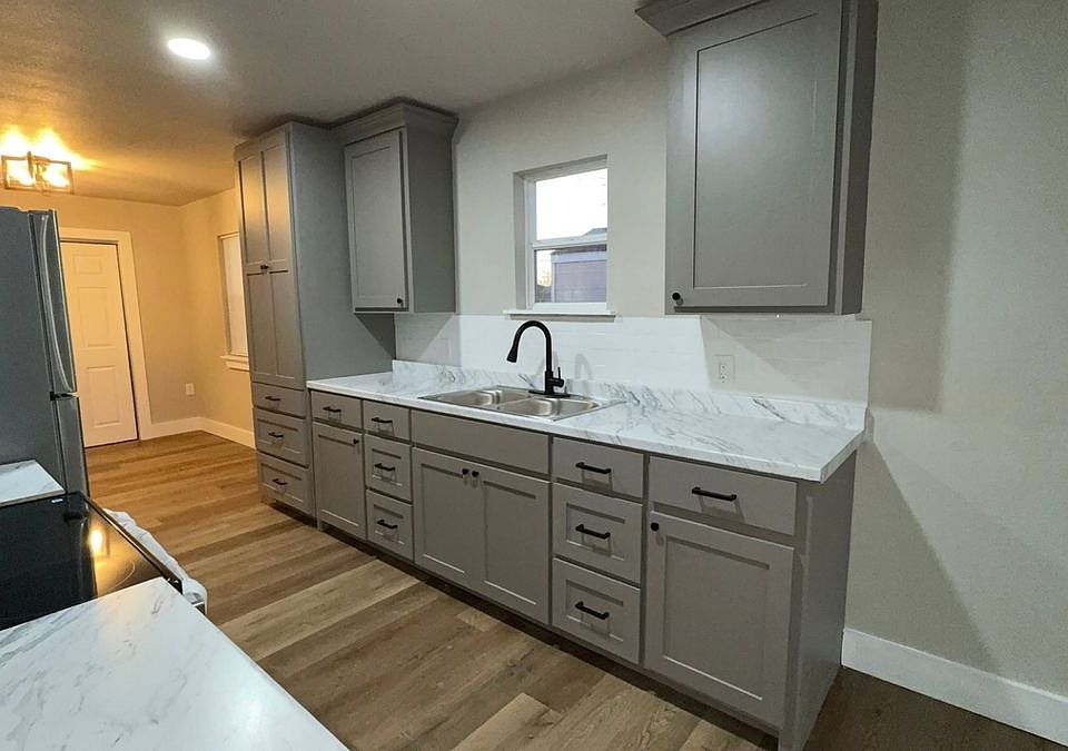 1st image of 815 Graham Ave