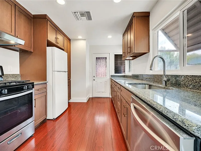 809 E Colton Ave — Photo 9