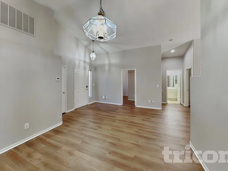 1121 Indian Hedge Dr — Photo 5