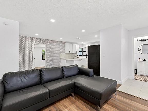 5th image of 700 S WELLINGTON DRIVE