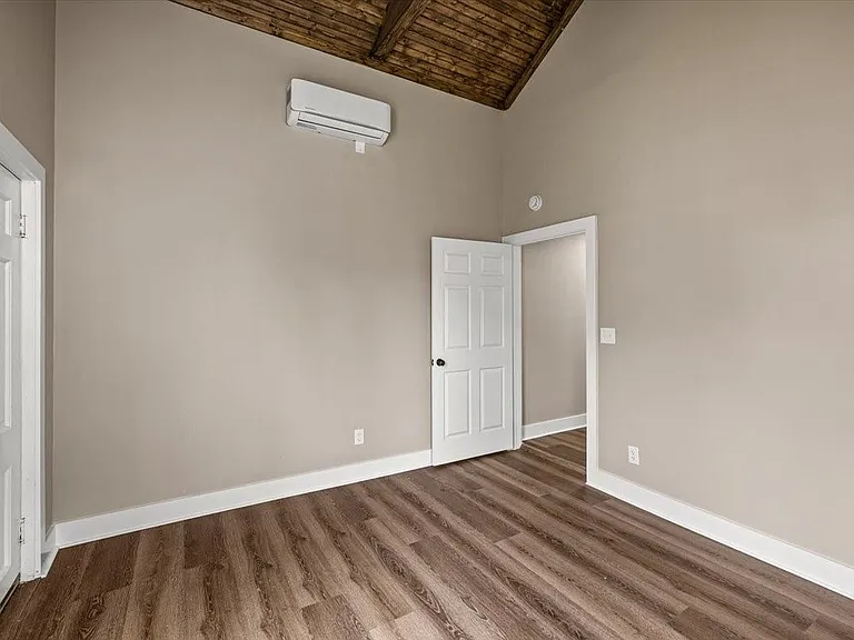 1724 Winnie St — Photo 11