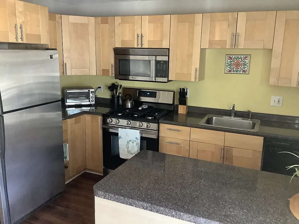 2 bed, 1.0 bath, $2,400 — Photo 2