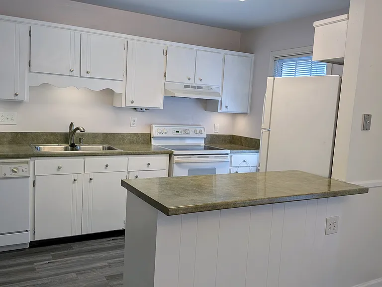 510 Basswood Ave #4 — Photo 2