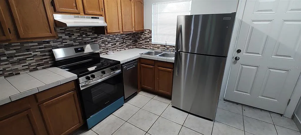 3 bed, 1.0 bath, 1121 sqft, $1,990 — Photo 2