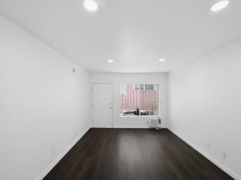 869 W 41st St #7 — Photo 6