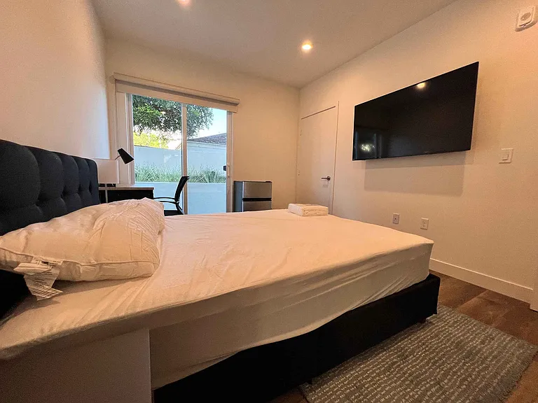 1832 Selby Ave — Photo 12
