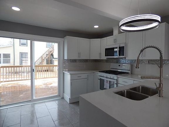 4th image of 423 Saint Lawrence Ave