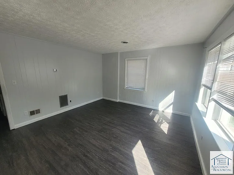 315 Spring Dr — Photo 6