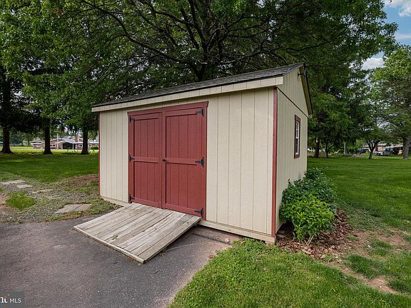 5th image of 7 Pine Tree Dr