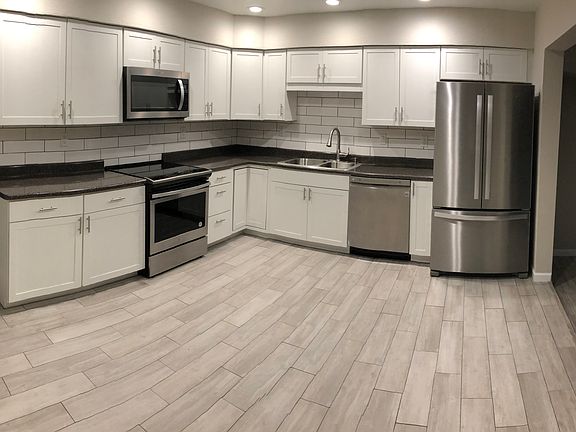 3rd image of 2943 W Country Gables Dr