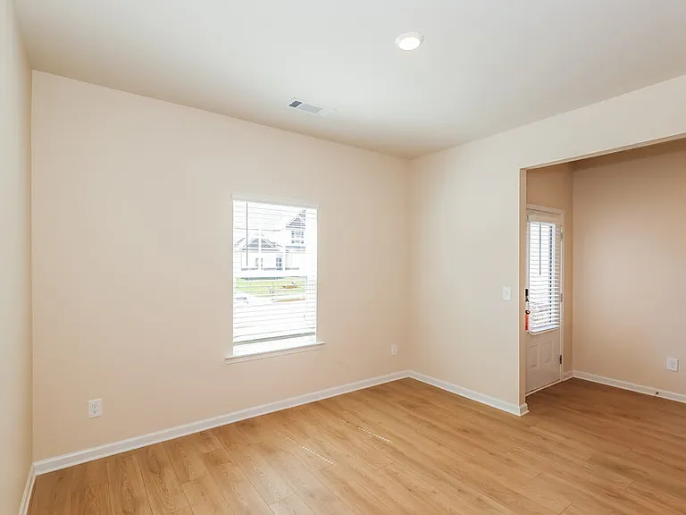 666 Mackenzie Cv — Photo 4