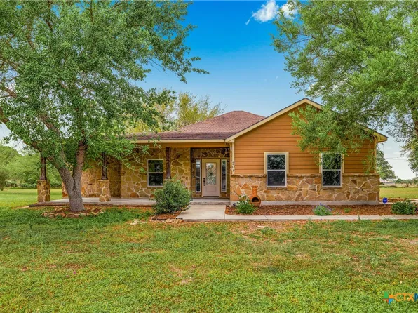 204 James St, Inez, TX 77968