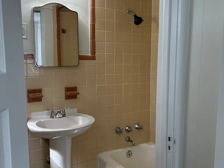 704 W Church St #A — Photo 8
