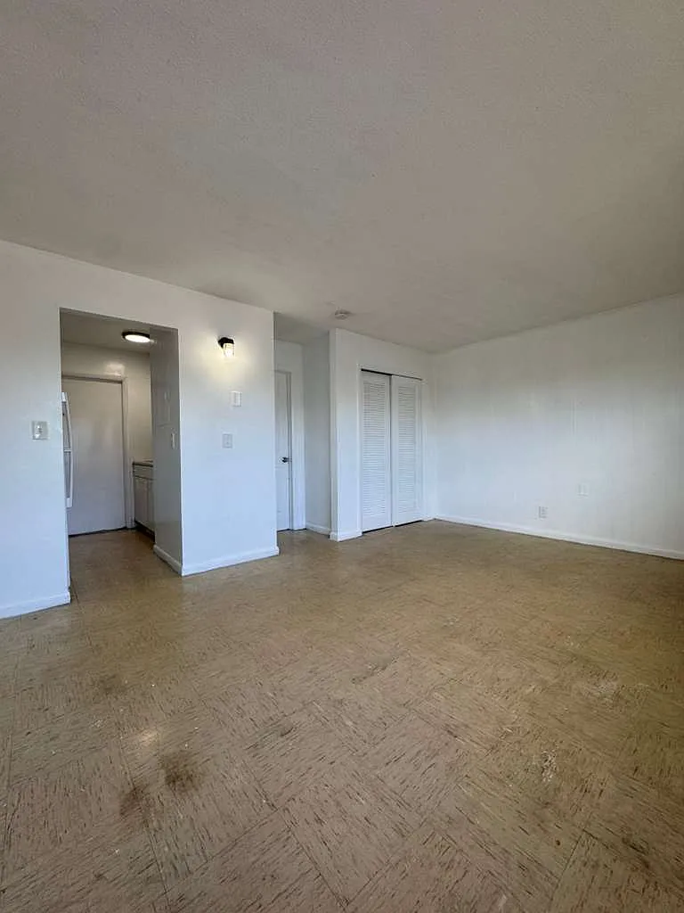 Building Photo - 965 W 36th St