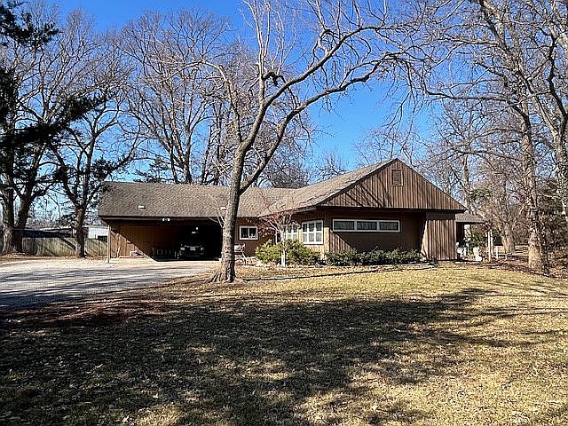 1st image of 724 Monument Rd