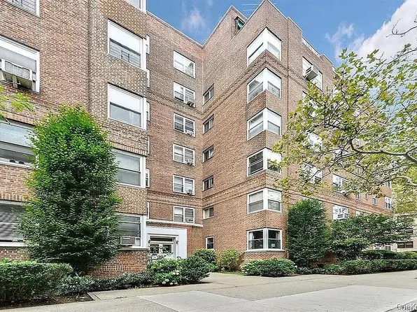 7136 110th St, Forest Hills, NY 11375