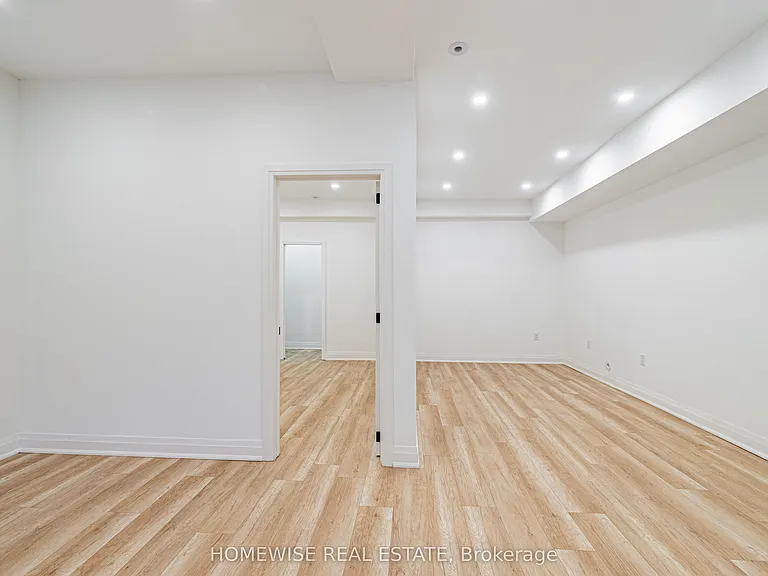 11 Craig Cres #LOWER — Photo 8