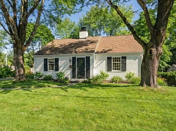 2 Woodbine Ln, Hingham, MA 02043