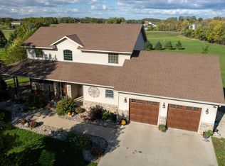 716 Simplicity Dr, Ellendale, MN 56026