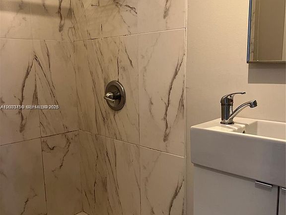 4th image of 2932 NW 16th Ave #3B