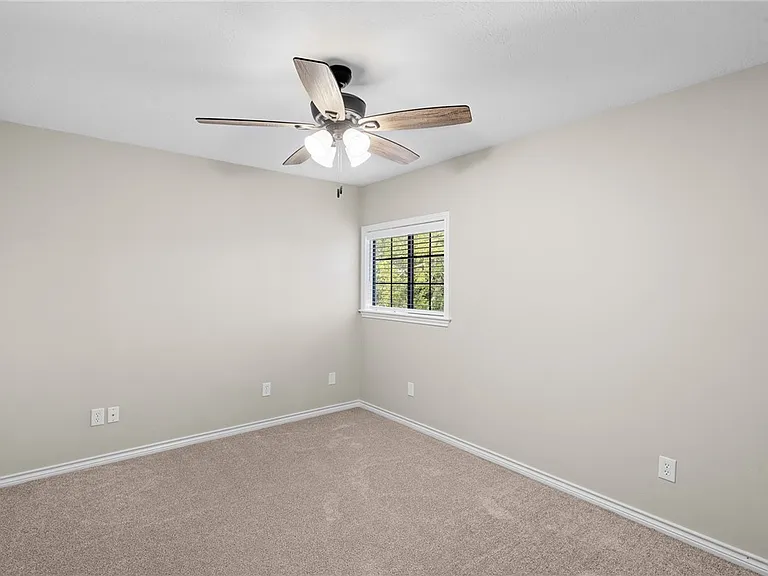 1301 Essex Grn — Photo 16