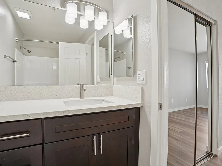 Chadron Apts — Photo 17
