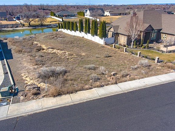 2nd image of 828 Camas Pl