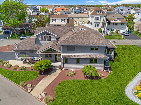 2nd image of 16 Bay Breeze Drive W